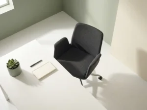 Lege bureaustoel bij wit bureau met succulent en notitieboek, zacht ochtendlicht, minimalistische werkplek in saliegroen en crèmetinten.